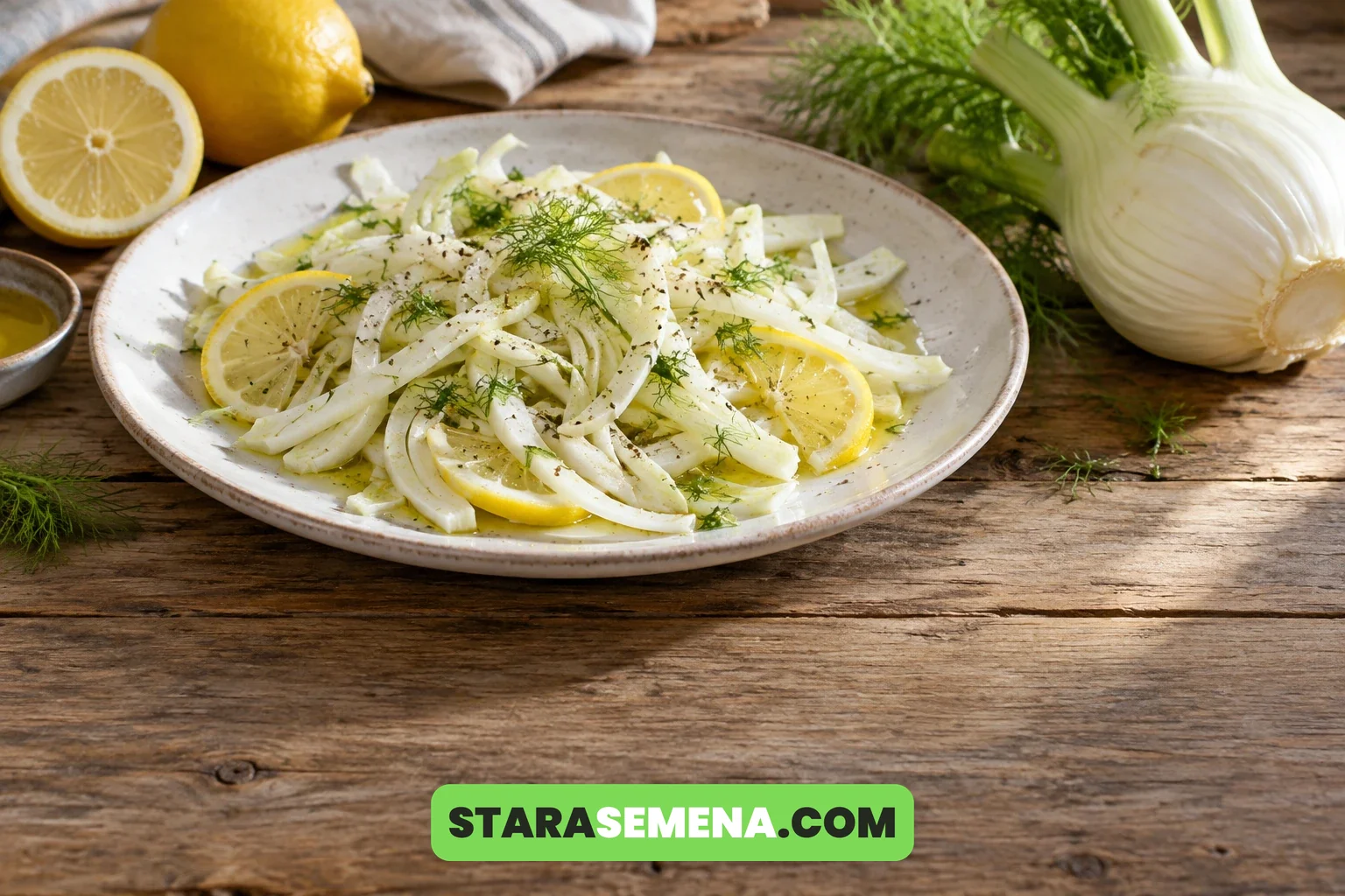 Salata od tanko isečenog komorača sa limunom i maslinovim uljem
